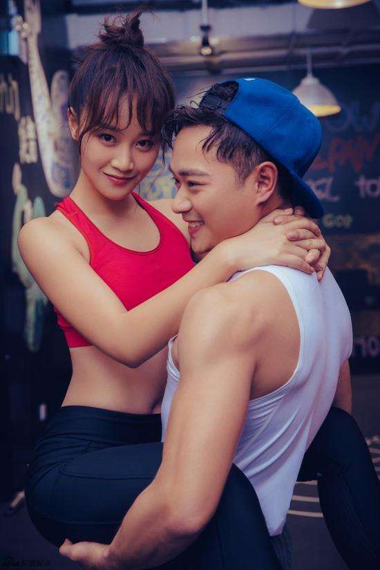 蓝盈莹|蓝盈莹穿露脐装现身机场！性感打扮惹众人拍照，外冷内热超有爱