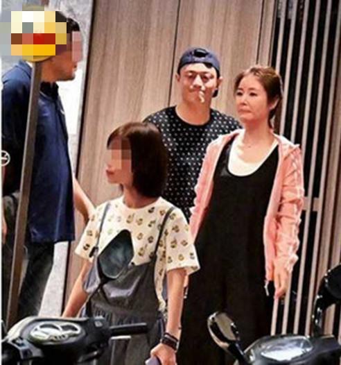 林心如|怀二胎？林心如霍建华约会穿宽松裙平底鞋，细节暴露孕味飘飘