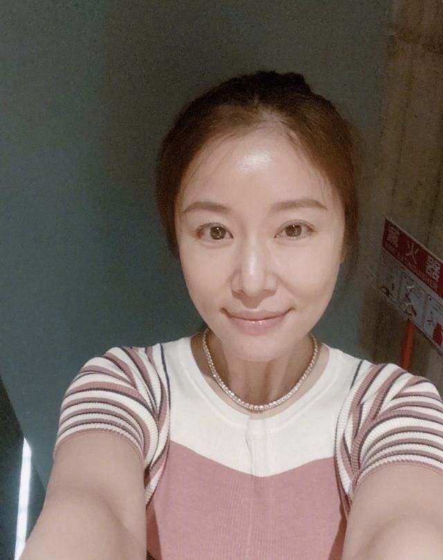 林心如|怀二胎？林心如霍建华约会穿宽松裙平底鞋，细节暴露孕味飘飘