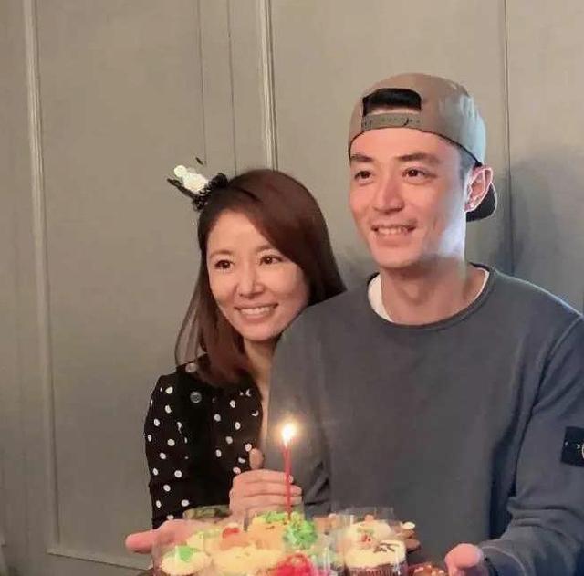 林心如|怀二胎？林心如霍建华约会穿宽松裙平底鞋，细节暴露孕味飘飘