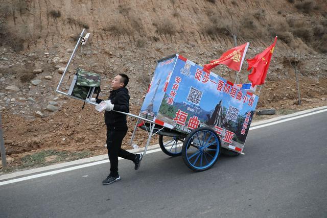 300斤小伙徒步拉车,粉丝打赏结束后关直播,转身坐上200万保时捷