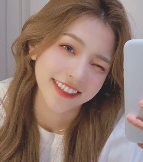 刘思瑶坐高铁自拍,口罩摆在一边形同虚设,麻烦你长点心吧