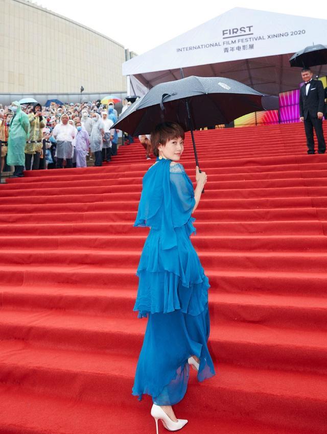 马伊琍穿蓝裙雨中走红毯，轻松驾驭“死亡色”