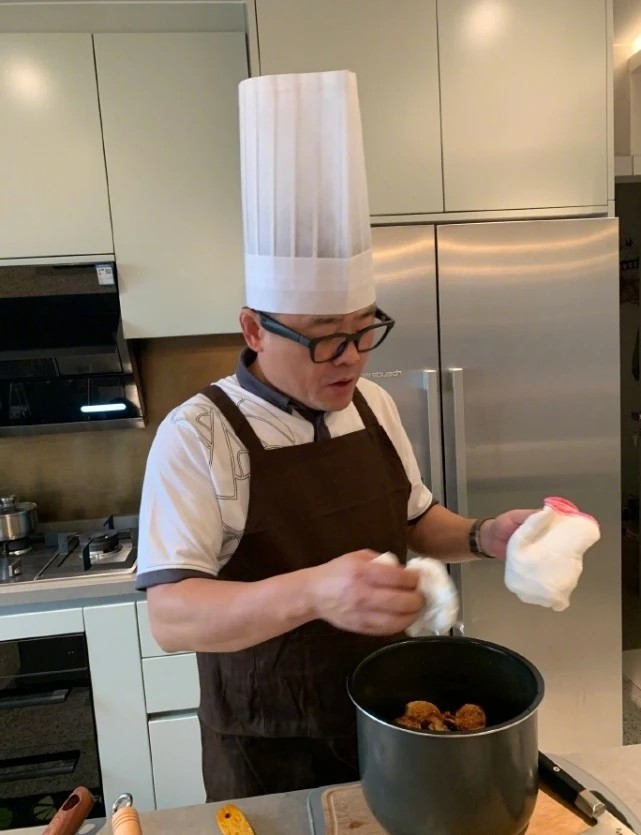 周立波|周立波豪宅中做美食，唐爽疑似不服输，发文暗讽周立波夫妻