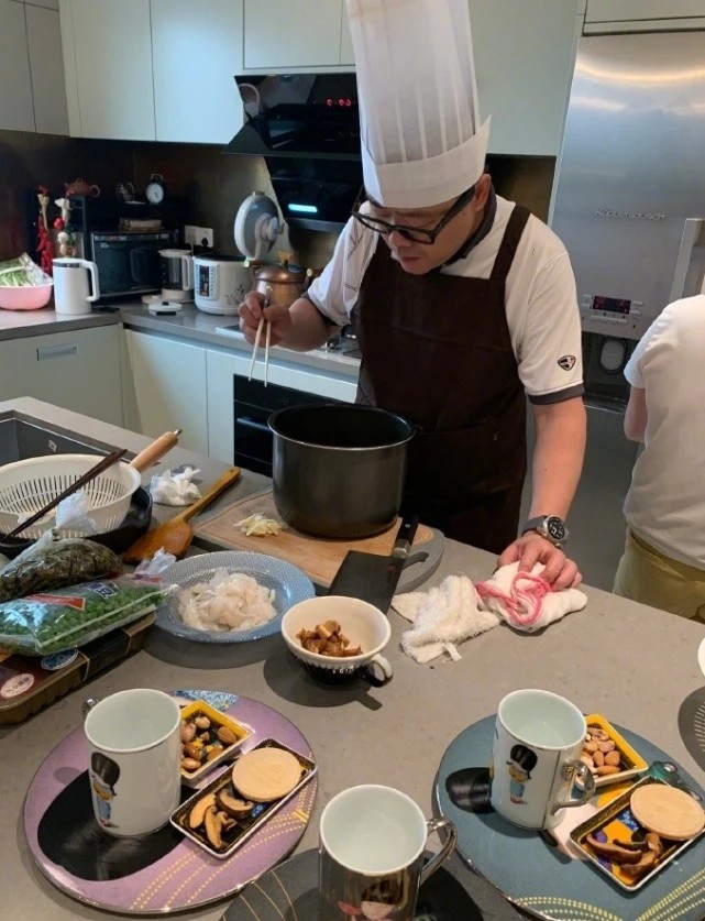 周立波|周立波豪宅中做美食，唐爽疑似不服输，发文暗讽周立波夫妻