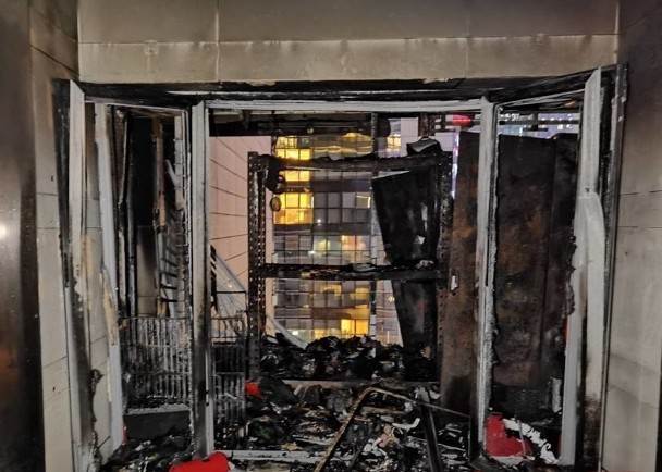 成都高新区酒店晚间发生火灾,住客慌忙逃生无人受伤!_腾讯新闻