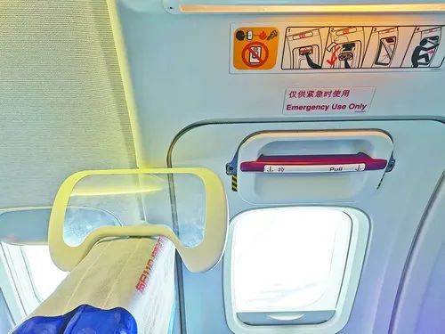 安全|飞机刚落地，这名大学生就被拘了！只因“手欠”……