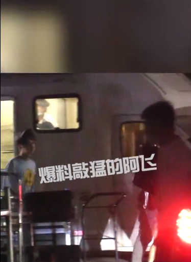 关晓彤|关晓彤又探班鹿晗，前后脚进酒店保持距离，穿情侣装超甜蜜