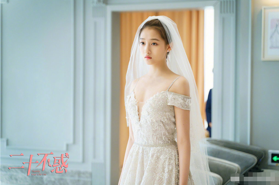 关晓彤|关晓彤又探班鹿晗，前后脚进酒店保持距离，穿情侣装超甜蜜