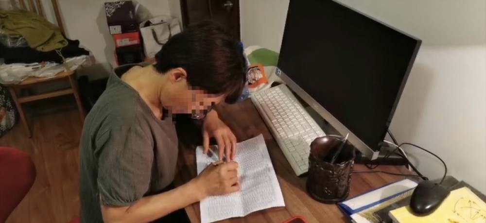这伙骗子挺“贴心”！被骗走330万，还每个月不忘留下生活费