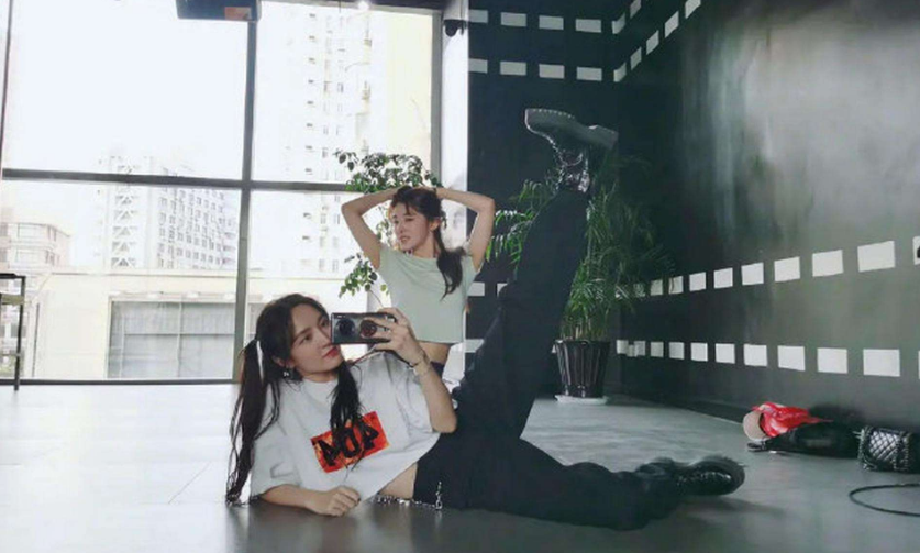 张含韵|《姐姐》再曝魔鬼剪辑，张含韵无辜被网暴数周，孟佳直播澄清真相