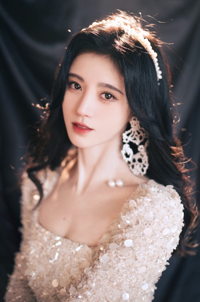 鞠婧祎|鞠婧祎发量多到没发缝？受访时低头暴露真实发量发缝明显，发量是后天加工？