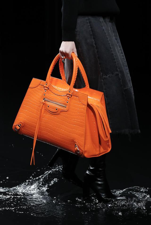 包开箱balenciaga新机车包5种尺寸4大材质都全败 腾讯新闻
