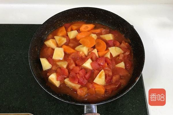 待電飯煲煲湯結束,把煸炒好的番茄,土豆和胡蘿蔔連帶湯汁一起倒入鍋中