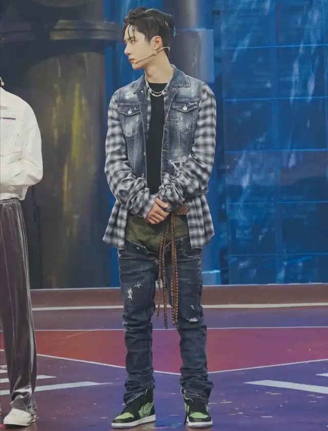 一条裤子让王一博站在风口浪尖上 造型师的锅本人来背 太冤了 腾讯新闻