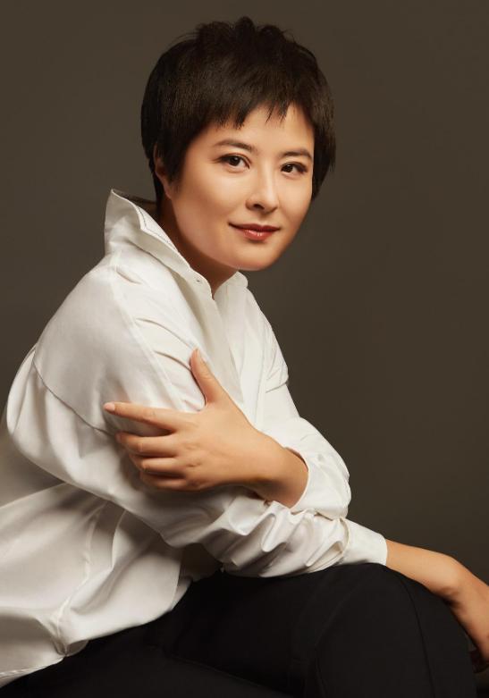 央视"名嘴"张泉灵:一场乌龙病离职央视,今靠"奇葩"方式走红