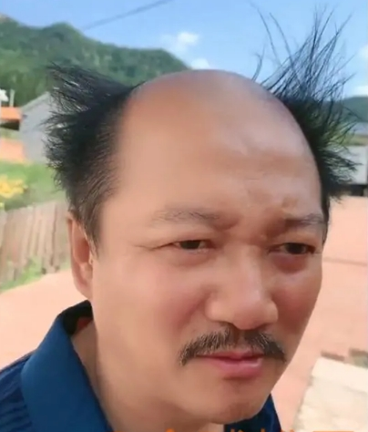 离开刘能后谢广坤越来越不羁直播与女演员贴身热舞被指不尊重女性