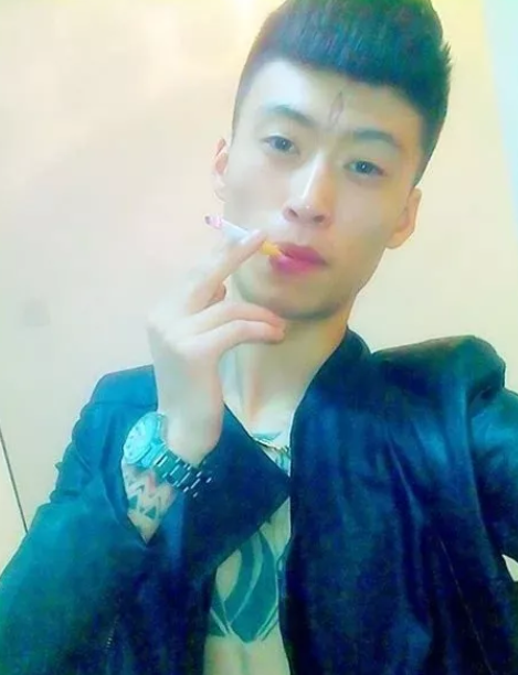 纹身师愣住:额,你是指?什么样的眼睛,猫眼?龙眼?