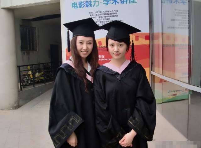 近乡情怯郑爽重返母校合影自拍心情忐忑曾后悔上北电