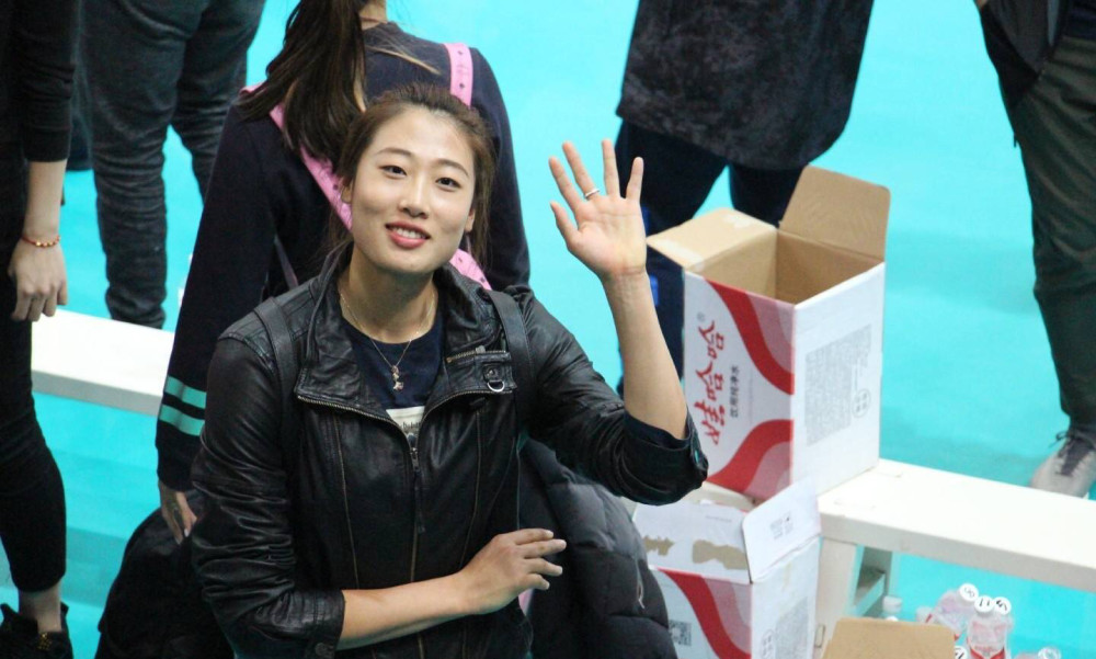 现在女排的第一接应是龚翔宇,第二接应上除了有刘晏含还有老将曾春蕾