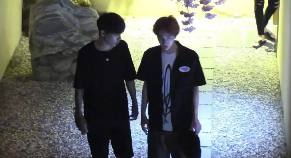 王一博|王一博在线发糖卖断货，改变火锅蘸料和肖战同款，CP粉过年了