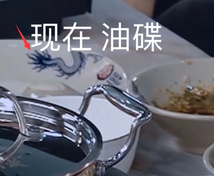 王一博|王一博在线发糖卖断货，改变火锅蘸料和肖战同款，CP粉过年了