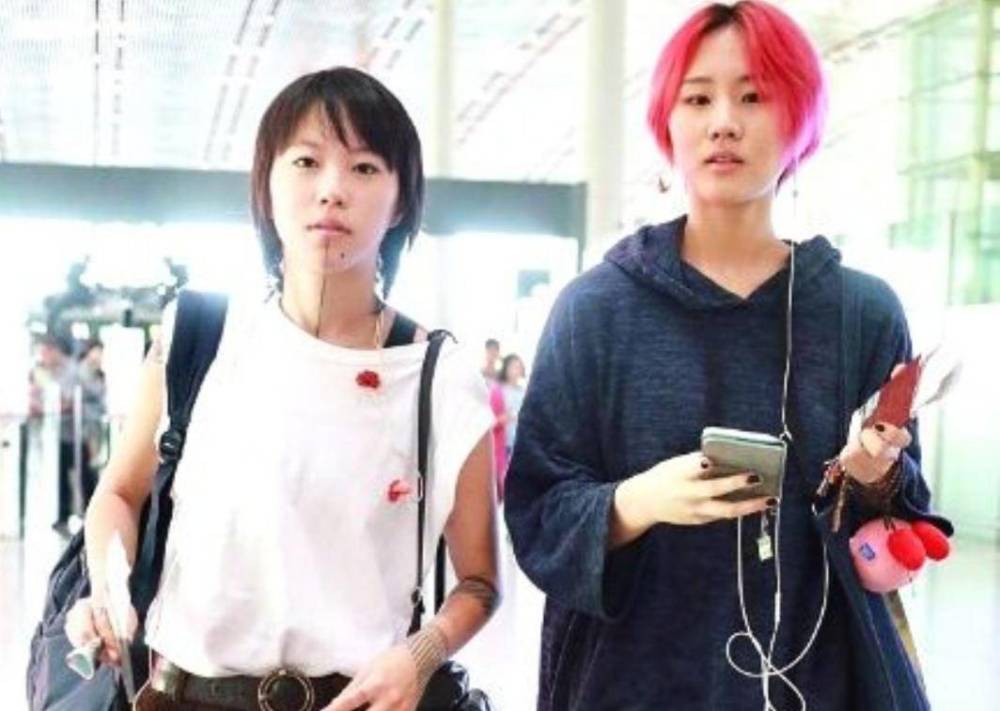 窦靖童|窦靖童18岁妹妹进军歌坛，和新裤子同场献唱，台风和气场不输姐姐