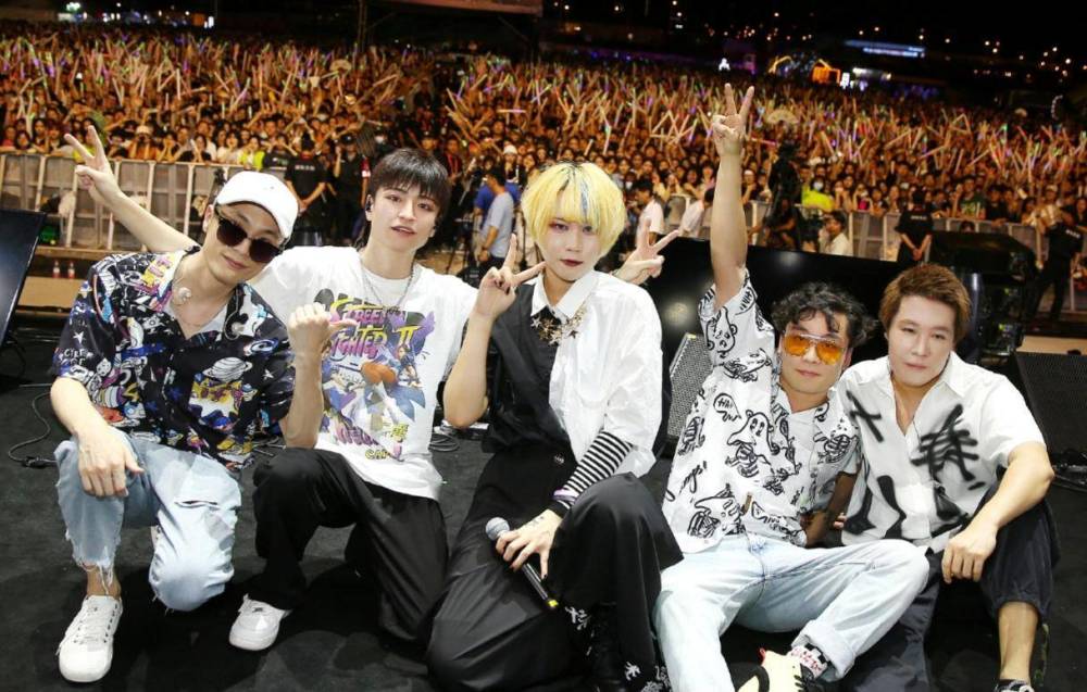 窦靖童|窦靖童18岁妹妹进军歌坛，和新裤子同场献唱，台风和气场不输姐姐