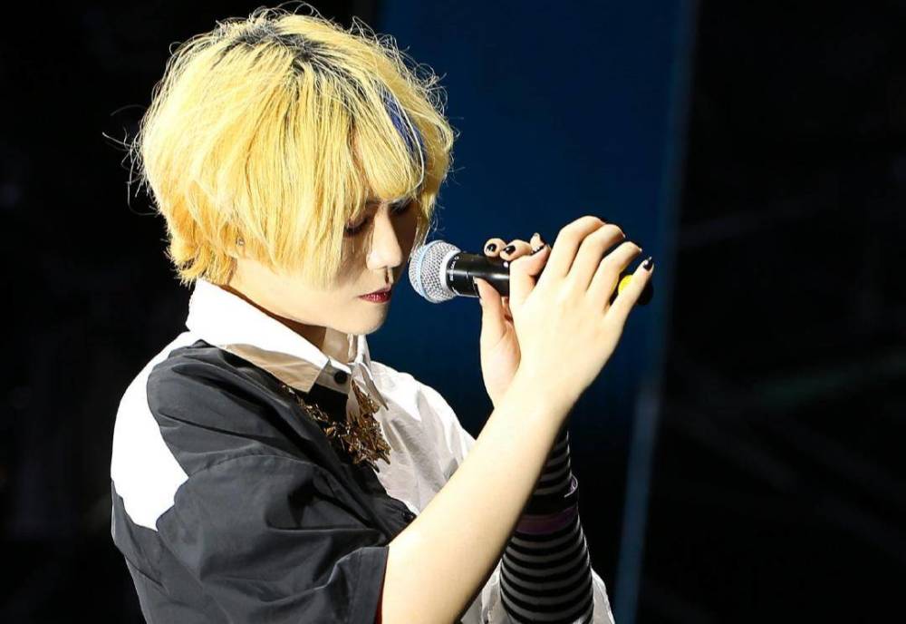 窦靖童|窦靖童18岁妹妹进军歌坛，和新裤子同场献唱，台风和气场不输姐姐