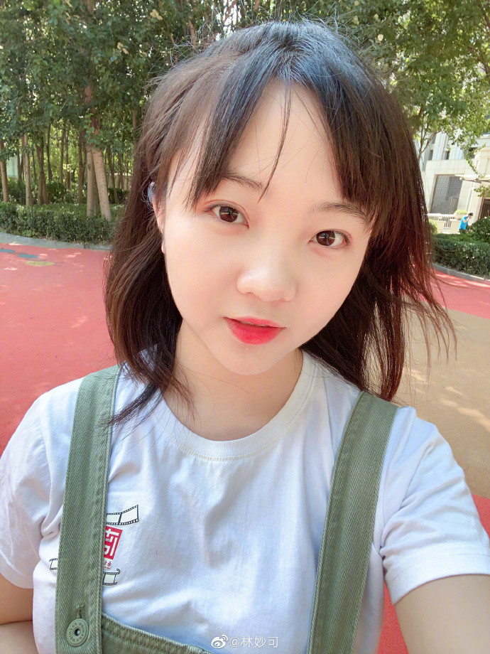 林妙可|林妙可久违怼脸自拍，肉脸嘟嘟依旧可爱，超高发际线和痘痘抢镜