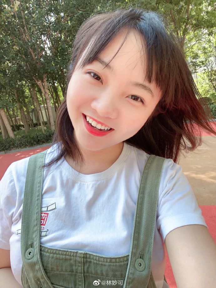 林妙可|林妙可久违怼脸自拍，肉脸嘟嘟依旧可爱，超高发际线和痘痘抢镜