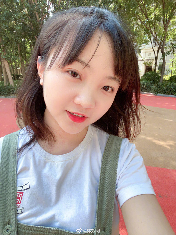 林妙可|林妙可久违怼脸自拍，肉脸嘟嘟依旧可爱，超高发际线和痘痘抢镜