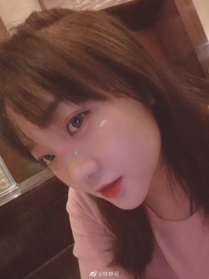 林妙可|林妙可久违怼脸自拍，肉脸嘟嘟依旧可爱，超高发际线和痘痘抢镜