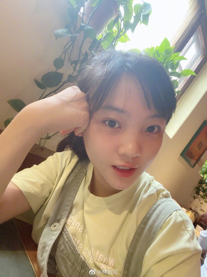林妙可|林妙可久违怼脸自拍，肉脸嘟嘟依旧可爱，超高发际线和痘痘抢镜
