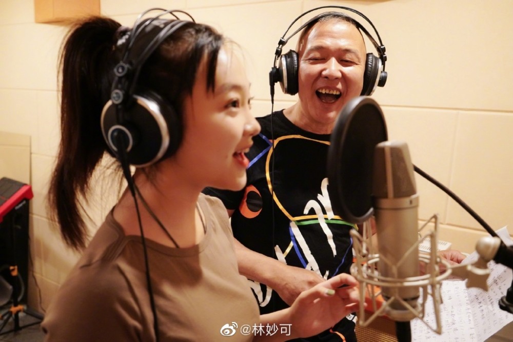 林妙可|林妙可久违怼脸自拍，肉脸嘟嘟依旧可爱，超高发际线和痘痘抢镜