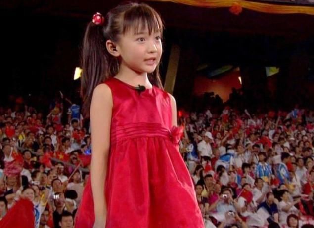 林妙可|林妙可久违怼脸自拍，肉脸嘟嘟依旧可爱，超高发际线和痘痘抢镜