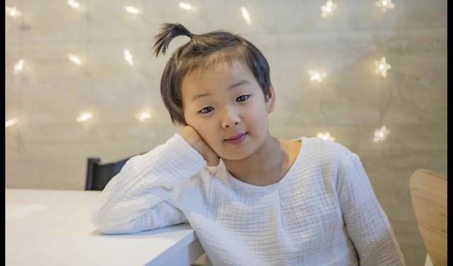 表情包男孩宋民国长大了!身高超过同龄人,照片曝光网友:认不出