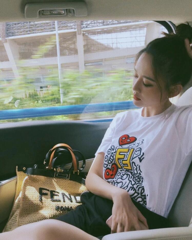 陈乔恩|陈乔恩晒男友视角美照，扎丸子头被赞十八岁少女，陈乔恩自嘲中年人