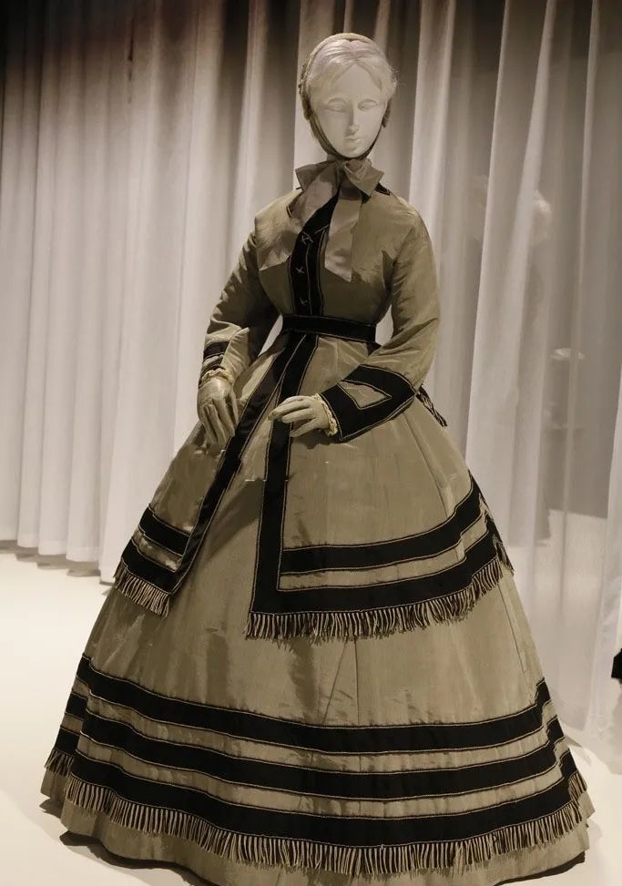 黑色系优雅:19世纪的丧服时尚