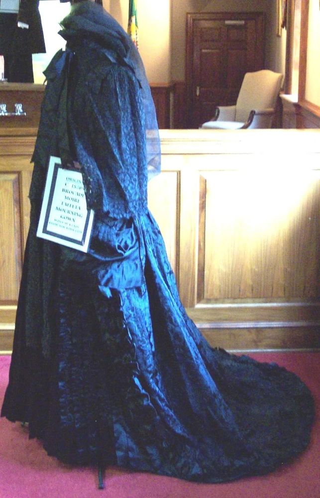 黑色系优雅:19世纪的丧服时尚