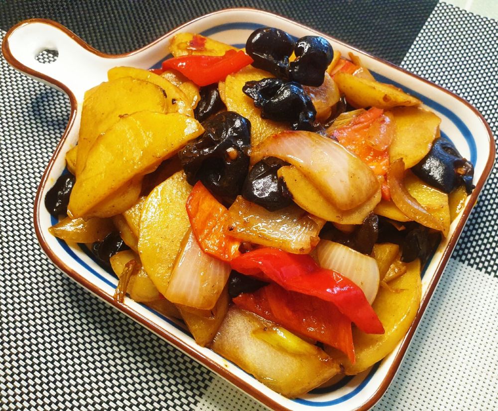 洋葱木耳炒土豆这个神仙搭配味道也太赞了,有点像回锅土豆那个味