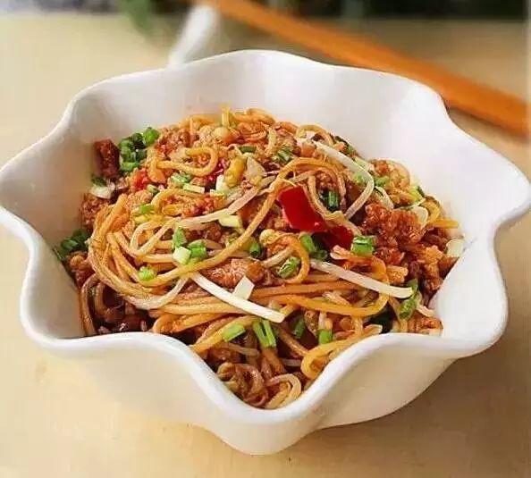 虾仁炒鸡蛋,豆芽炒面,脆皮肥牛,西瓜皮粥