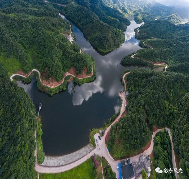 來龍湖位於敘永縣合樂苗族鄉石樑村,緊鄰合樂苗族鄉場鎮,西接丹山風景