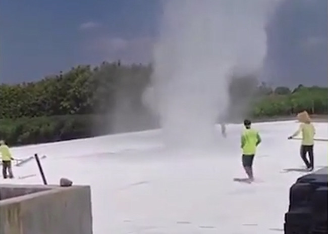 龙卷风|印度尼西亚一家面粉厂员工试图“赶走”龙卷风