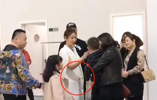 林心如怀二胎了和霍建华外出打扮宽松小腹隆起捂胸干呕惹人疑