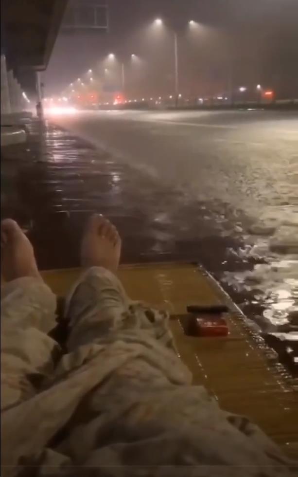 林更新|林更新翻车了？冒充流浪汉淋大雨睡大桥下，被视频原作者打假维权