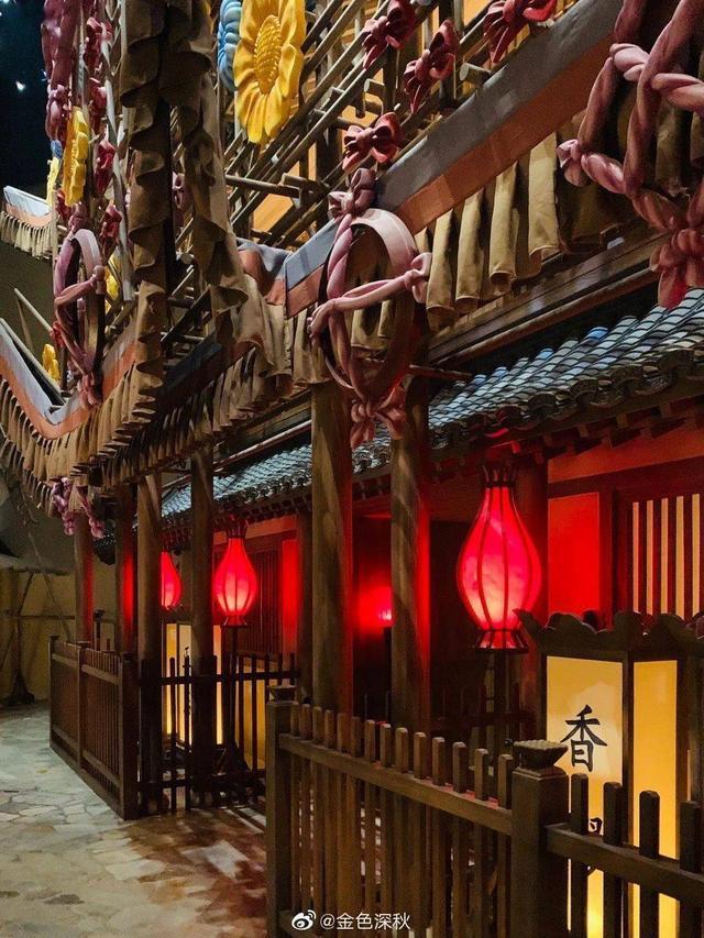 在街上,最引人注目的就是孙羊店的彩楼欢门了,恢弘大气,竹竿上五颜六