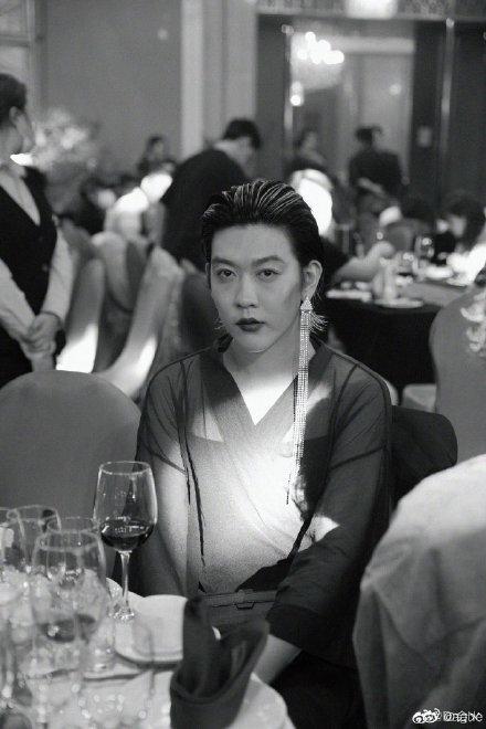 姜思达|姜思达发博回应红毯造型争议，网友担心其精神状态