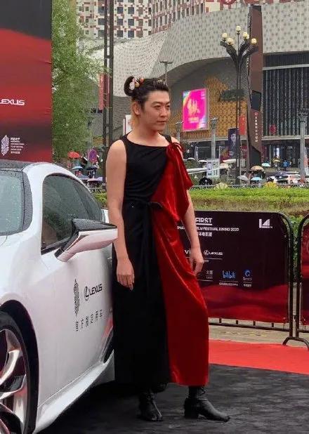 姜思达|姜思达发博回应红毯造型争议，网友担心其精神状态