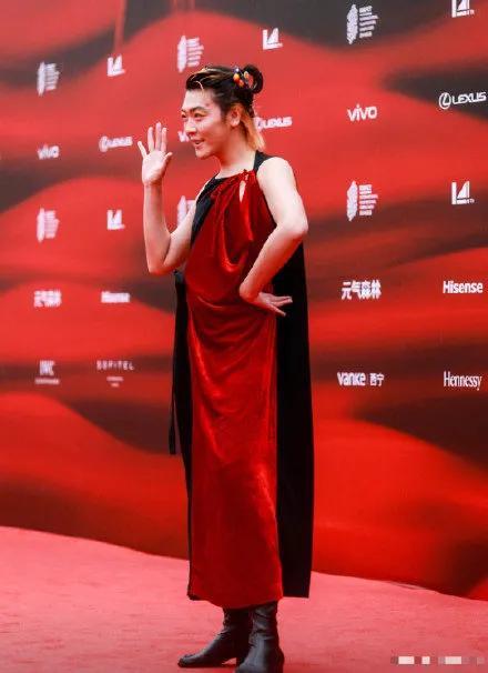 姜思达|姜思达发博回应红毯造型争议，网友担心其精神状态